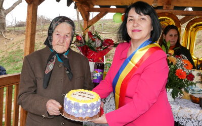 Bunică din Cristinești sărbătorită la 100 de ani de catre primărie si familie ** Foto ** Video**