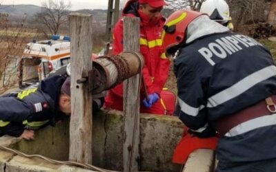 O femeie, în vârstă de 54 ani,din Teioasa a fost salvată de pompierii dintr-o fântână adâncă de aproximativ zece de metri