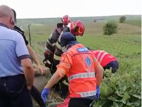 Femeie salvată dintr-o fântână adâncă de șase metri