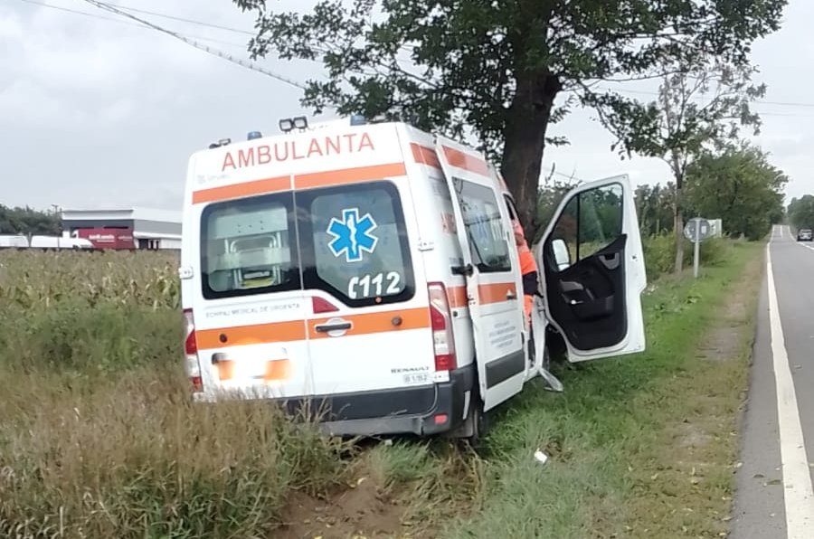Accident rutier la Dragalina o ambulanță a intrat într-un pom