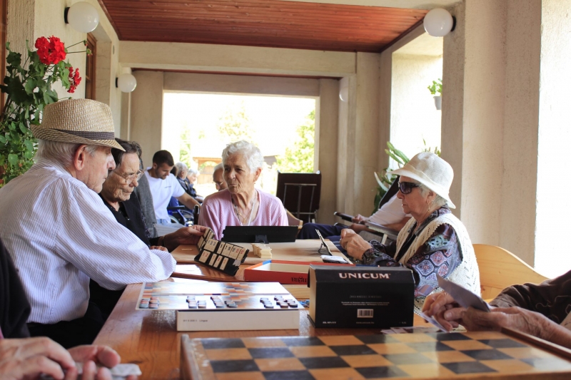 Opt localităţi din judeţul Botoşani vor beneficia de fonduri pentru construirea de cămine sau centre de zi pentru bătrâni