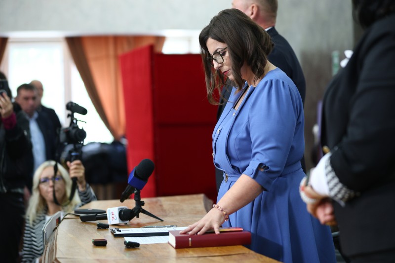 „Prefectura, la feminin: Raluca Curelariu, învestită în funcție” Foto & video
