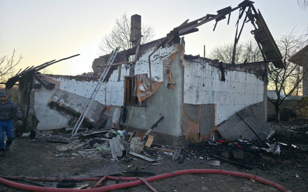 Totul pierdut într-o clipă! O familie din Lișna a rămas fără acoperiș deasupra capului