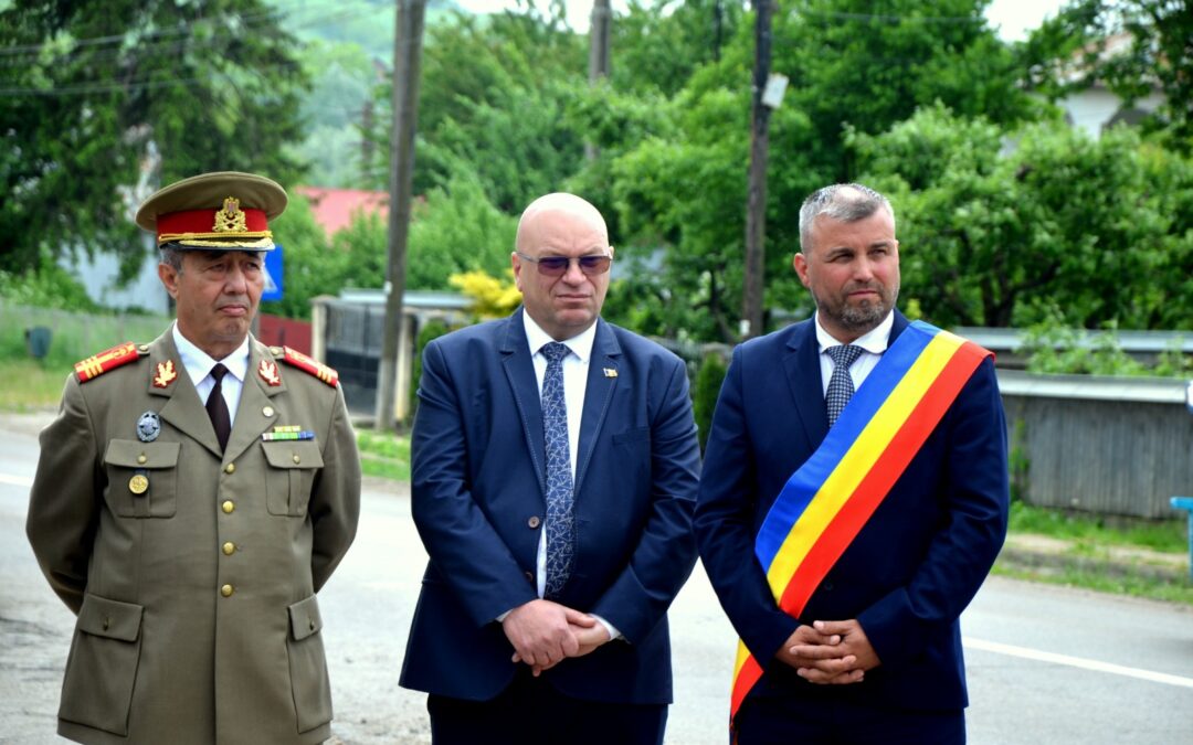 Emoție și recunoștință la Hudești, de Ziua Eroilor. Clopotele au bătut în memoria celor căzuți pentru țară