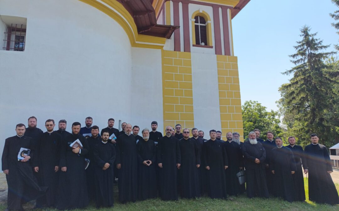 30 de preoți din protopopiatele Darabani, Dorohoi, Botoșani și Săveni s-au întâlnit la Hudești pentru a întări activitatea catehetică din județ