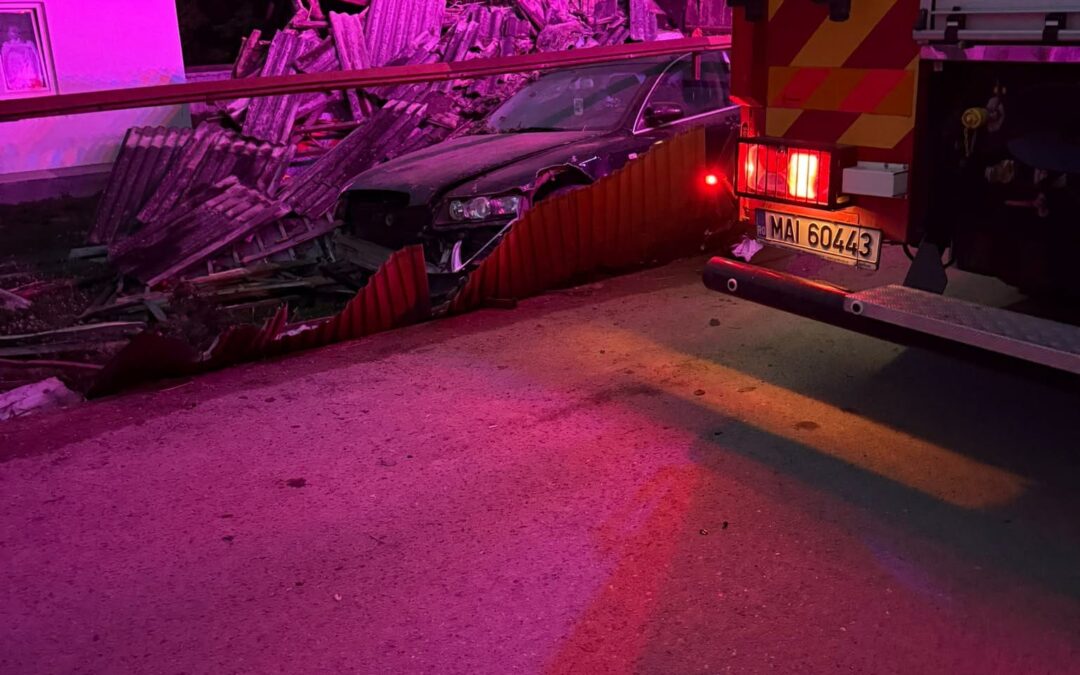 Accident spectaculos în Baranca! Un șofer a intrat cu mașina într-o gospodărie și a distrus gardul și bucătăria de vară