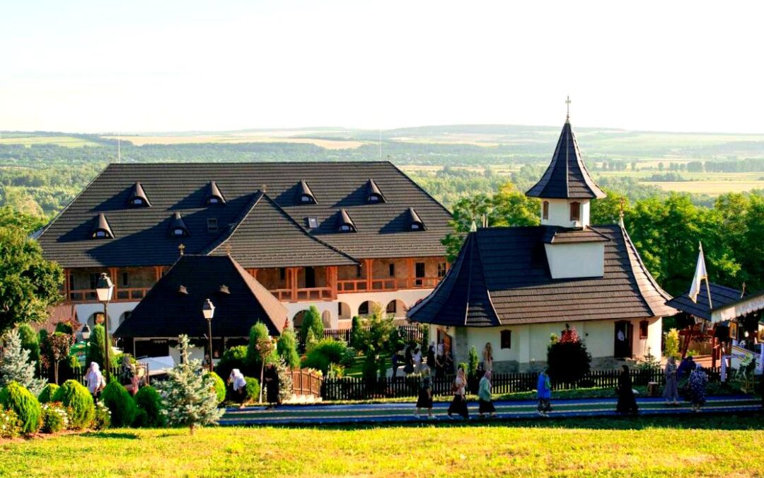 La hotarul dintre cer și pământ. Nouă ani de lumină la Mănăstirea Crăiniceni, locul unde s-a născut Sfântul Ioan Iacob Românul