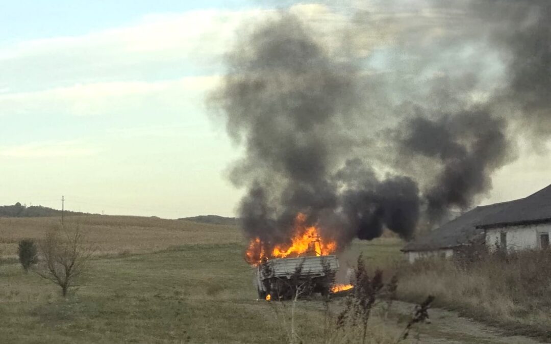 Incendiu suspect în județul Botoșani! O autoutilitară a ars complet la Saucenița. Poliția investighează o posibilă incendiere intenționată